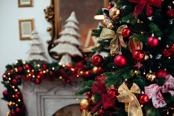 Natal e Ano Novo decorado quarto interior com presentes e árvore de Ano Novo perto de fogo lugar em estilo clássico vermelho Fotografia De Stock