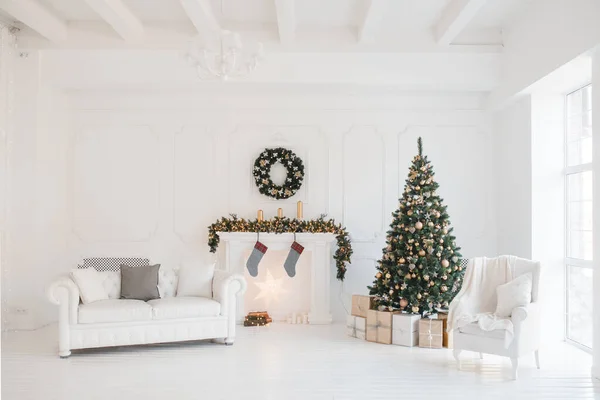 圣诞和新年装饰的白色室内装饰有礼物 圣诞树和壁炉 — 图库照片
