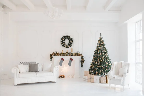 Natal Ano Novo Decorado Quarto Interior Branco Com Presentes Árvore Fotografias De Stock Royalty-Free