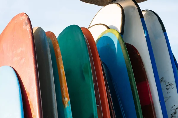 海のそばにあるスタック内のさまざまな色のサーフボードのセット レンタルのための砂浜のサーフボード スリランカのWeigamaビーチでのサーフレッスン — ストック写真