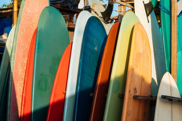 Uppsättning Olika Färg Surfbrädor Stack Ocean Bali Indonesia Surfingbrädor Sandstrand — Stockfoto