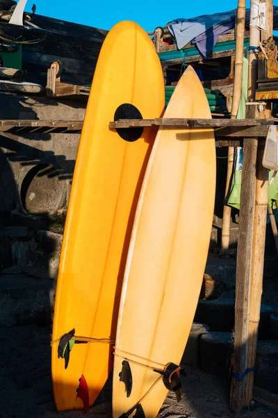 Retro Två Gula Surfbrädor Uthyres Stranden Flerfärgade Surfbrädor Olika Storlekar — Stockfoto