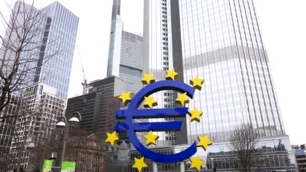 FRANKFURT-AM-MAIN, ΓΕΡΜΑΝΙΑ - ΜΑΡΤΙΟΣ 2020: κτίρια της Ευρωπαϊκής Κεντρικής Τράπεζας και σύμβολο του ευρώ σε βροχερό καιρό ομίχλης την άνοιξη — Αρχείο Βίντεο
