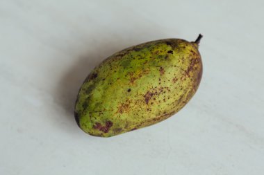 Beyaz bir arka plan üzerinde izole yeşil mango