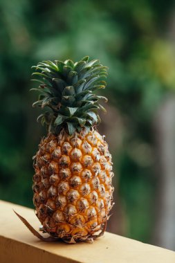 Ananas yeşil bir arka plan üzerinde. Doğal olarak taze ananas 