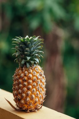 Ananas yeşil bir arka plan üzerinde. Doğal olarak taze ananas 