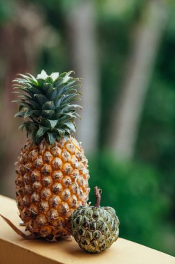 Ananas yeşil bir arka plan üzerinde. Doğal olarak taze ananas 