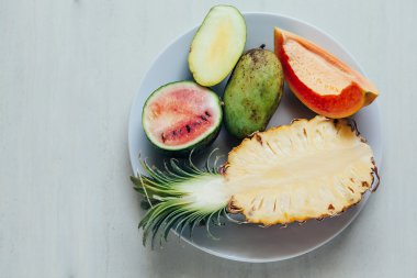 Masanın üzerinde plaka üzerinde meyve ürün yelpazesine. Egzotik meyveler va