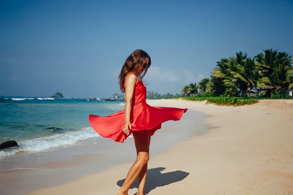 Donna felice godendo spiaggia rilassante gioioso in estate da tropicale — Foto Stock