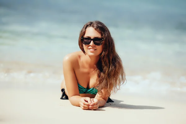 Gelukkige vrouw genieten van het strand ontspannen vreugdevolle in de zomer door tropische — Stockfoto