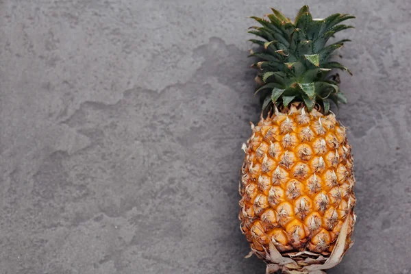 Ananas sur fond sombre. Ananas frais — Photo