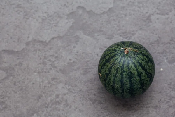 Verse watermeloen close-up op de tafel — Stockfoto