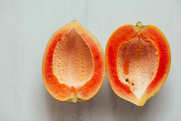Verse papaja gesneden op witte achtergrond — Stockfoto