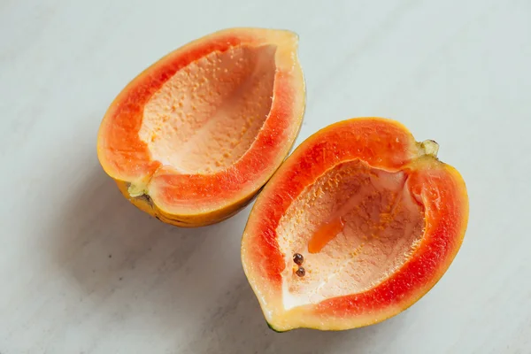 Verse papaja gesneden op witte achtergrond — Stockfoto