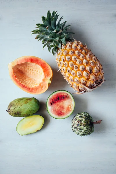 Variété de fruits exotiques sur table blanche. Fruits frais tranchés sur onglet — Photo