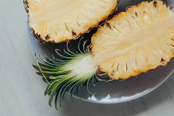 Corte de piña fresca en rodajas en el plato de la mesa. Fondo blanco — Foto de Stock