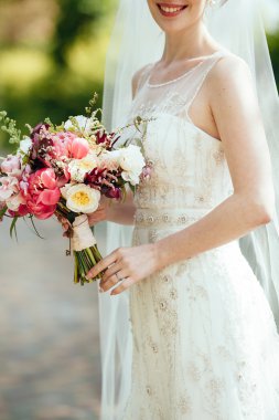 Güzel düğün buketi Gelinin ellerinde