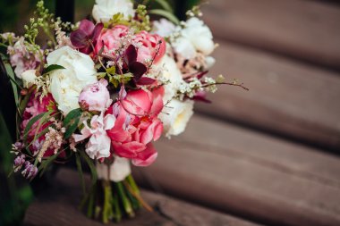 Düğün dekorasyon, ahşap arka plan üzerinde buket