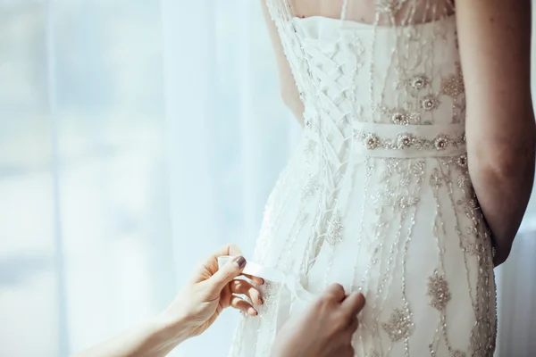 花嫁介添人の結婚式はドレスアップに弓を結ぶこと — ストック写真