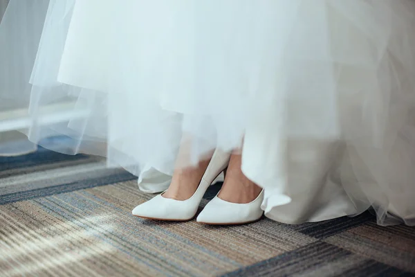 Detail van bruids benen met schoenen — Stockfoto