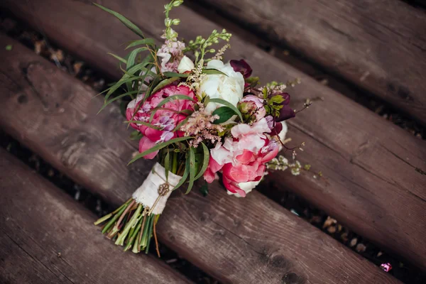 Svatební dekorace, kytice na dřevěné pozadí — Stock fotografie