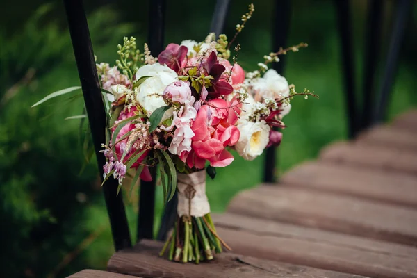 Hochzeitsstrauß, Blumen, Rosen, Peones, schöner Strauß — Stockfoto