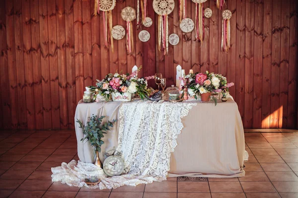 Decoração do casamento, salão, decoração de flores na mesa, rústico — Fotografia de Stock
