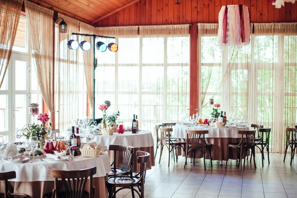Wedding hall,flower decoration on the table, rustik — Stock Photo, Image