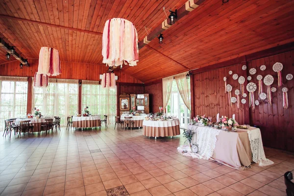 Düğün Salonu, çiçek dekorasyon masada, rustik — Stok fotoğraf