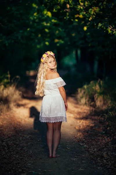 Full-length Portret van blond meisje dragen witte jurk met bloem krans — Stockfoto