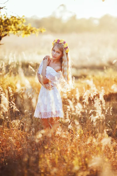 Portret van blond meisje dragen witte jurk met bloem krans — Stockfoto