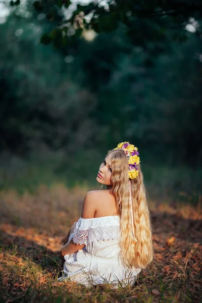 Porträt eines blonden Mädchens im weißen Kleid mit Blumenkranz — Stockfoto