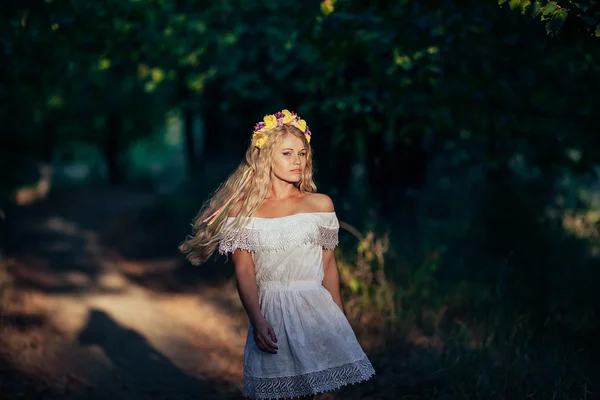Ritratto di ragazza bionda vestita di bianco con corona di fiori — Foto Stock