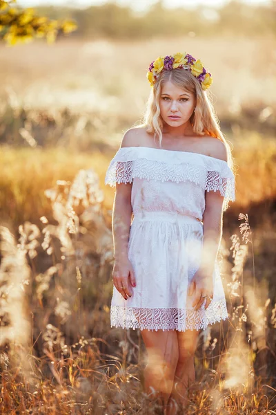 Portrait de fille blonde portant une robe blanche avec une couronne de fleurs — Photo