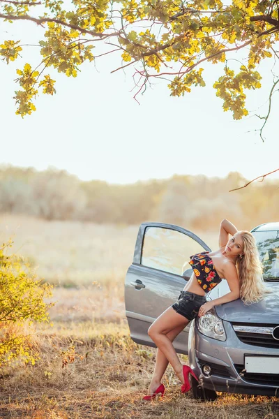 Boldog, fiatal nő, autó - szexi gazdag hölgy vezető hosszú szőke haj — Stock Fotó