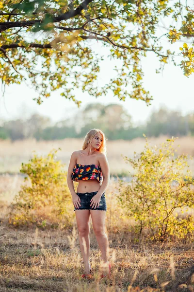 Retrato de chica rubia con vestido blanco con corona de flores — Foto de Stock