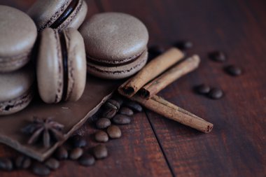 Sevgililer bademli kurabiye ve kahve holding soyut eller