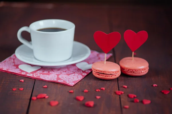Macarrones de San Valentín con café sobre mesa de madera — Foto de Stock