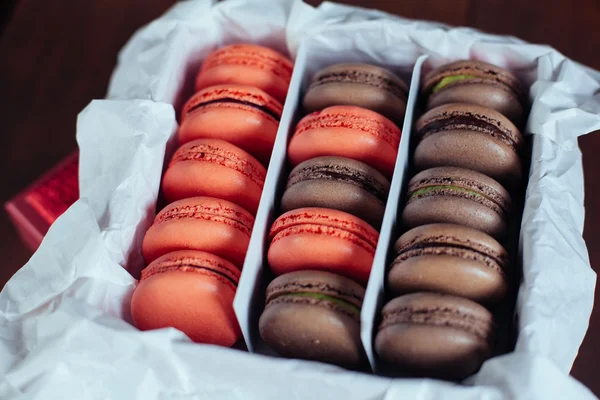 Assortment of pink and chocolate macaroon different lie in the c — Stock Photo, Image