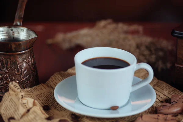 Taza de café y cezve para café turco y molino de café — Foto de Stock