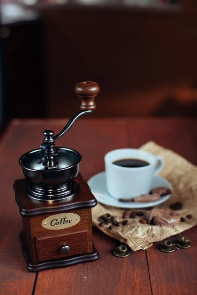 Кофейная чашка и цеце для турецкого кофе и кофейной мельницы — стоковое фото
