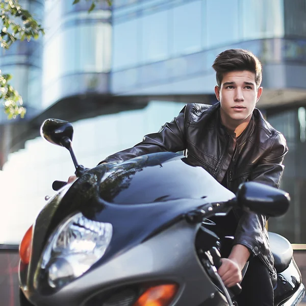 Młody człowiek jazda na motocyklu — Zdjęcie stockowe
