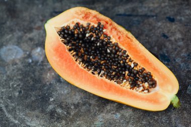 Papaya meyve siyah arka plan üzerine dilimlenmiş