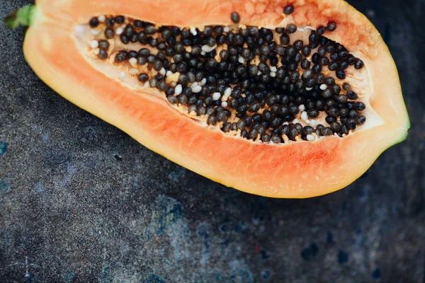 Gesneden papaya groenten op zwarte achtergrond — Stockfoto