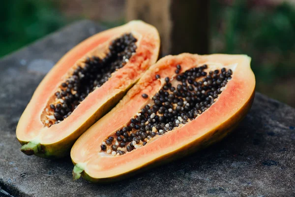 Versneden papaya groenten in de tuin — Stockfoto