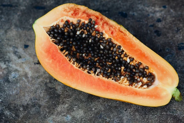 Gesneden papaya groenten op zwarte achtergrond — Stockfoto