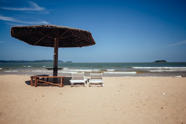 Trópusi homokos strand székek, napernyőt és zavaros blu — Stock Fotó