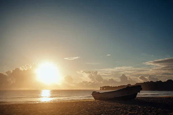 Изображение лодки на рассвете. вид силуэта лодки на берегу моря — стоковое фото