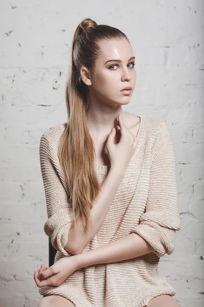 Retrato da menina da beleza. bela jovem mulher isolado no branco fundo — Fotografia de Stock