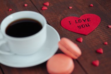 Sevgililer macaroons kahve ahşap tablo ile. Seni seviyorum. Sevgililer kavramı